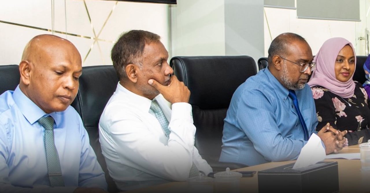 ސިވިލް ސާވިސް އަންހެން މުވައްޒަފުންނަށް ދެން ބެގީ ނުކުރެވޭނެ؛ ހެދުން ދިގުކުރަން އަންގައިފި