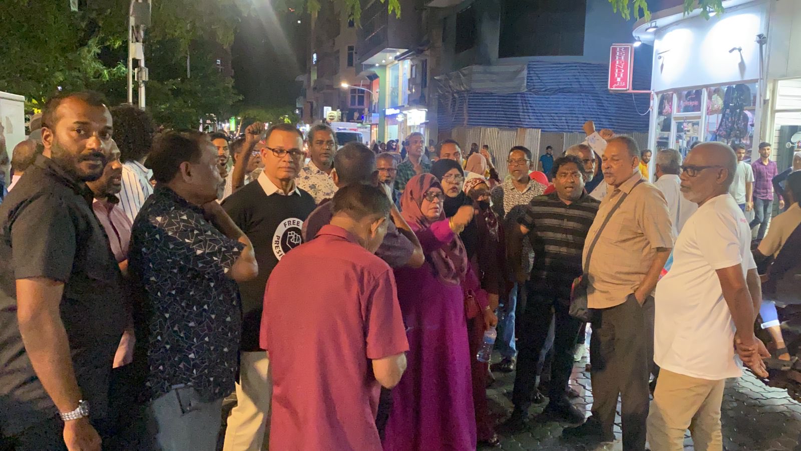 އިދިކޮޅު މުޒާހަރާއިން ހައްޔަރުކުރި 17 މީހުން ދޫކޮށްލައިފި