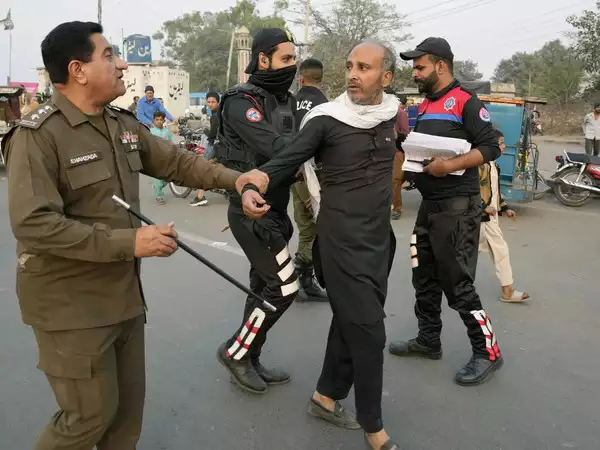 Mass arrests of Imran Khan supporters amid tight security in Islamabad