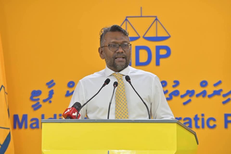 ޑޮލަރުގެ މައްސަލަ ހައްލު ނުކުރެވުމުގެ ބުރަ އުފުލަން މިޖެއްސީ ރައްޔިތުންނަށް: ފައްޔާޒް