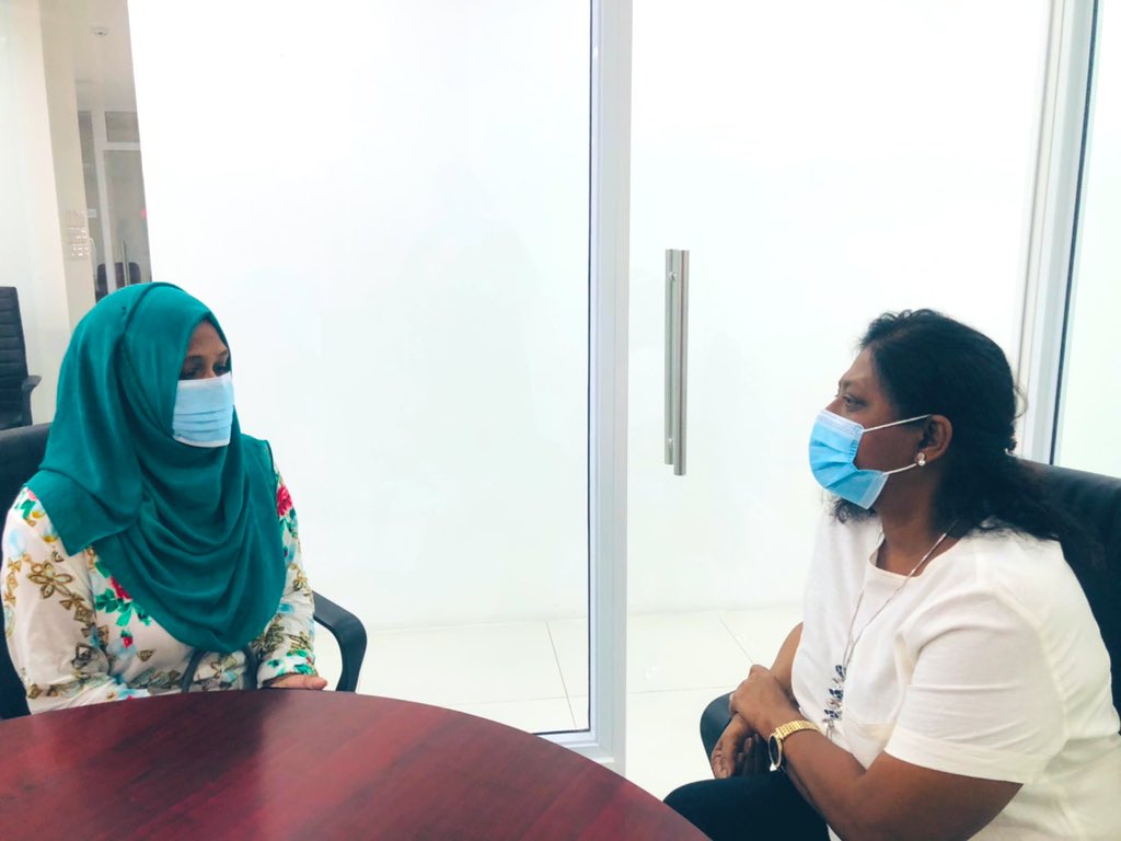 Male’ City mayor, Shifa Ahmed meeting with the female taxi driver, Aminath Waheedha. Photo: Male' City Council.