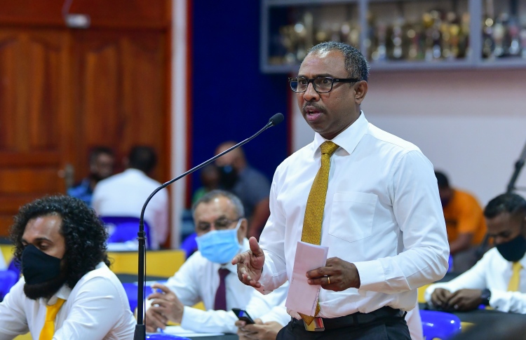 ބޮޑެތި ތުހުމަތުތަކެއް ކޮށް، އާޒިމްގެ ގިނަ ސުވާލުތަކެއް ރައީސް މުޢިއްޒަށް!