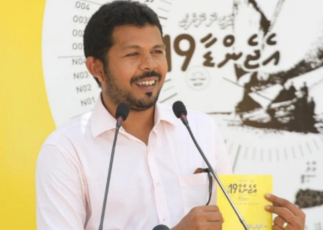 ވައްޑެގެ ސުވާލެއް: 25 ލޮރީގެ ސިނގިރެޓު ވަގަށްނެގި މައްސަލަ ހިންދާލައިގެން މިތިބެނީ ކާކުގެ މަސްލަހަތު ފޮރުވަންބާ؟