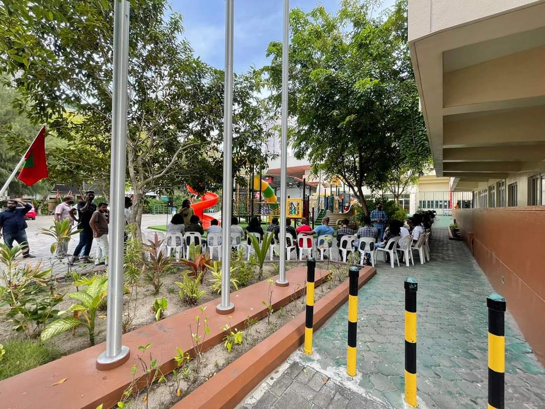 މީހަކަށް ދެ ޓިކެޓްގެ ރޭޓުން ރާއްޖެ މެޗަށް މާދަމާ ޓިކެޓް ވިއްކަނީ