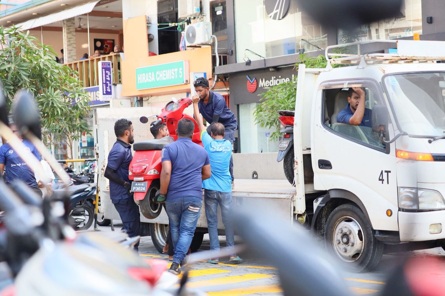 މަގުމައްޗަށް ދޫކޮށްލާފައި ހުންނަ ވެހިކަލްތައް ނަގަން ފަށައިފި