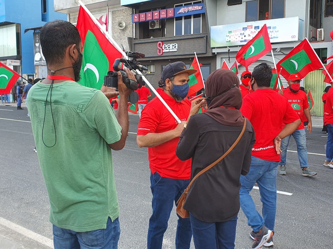 މާލޭގައި ބޭއްވުނު މުޒާހަރާއެއް ކަވަރުކުރުމުގައި ނޫސްވެރިން ހަރަކާތްތެރިވަނީ. (ފޮޓޯ: ޝާހް، ރަސްއޮންލައިން).