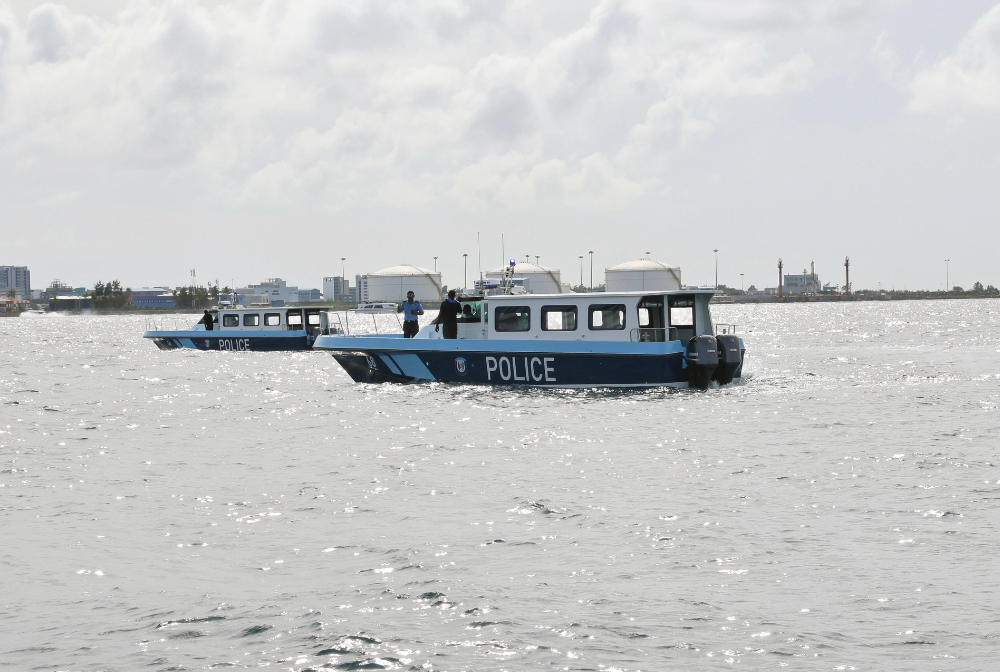 ބަނގުރަލާއެކު ހައްޔަރުކުރި އޮފިސަރު ވަކިކުރަން ނިންމިކަމަށް ބުނެވުނީ އޮޅުމަކުން: ފުލުހުން