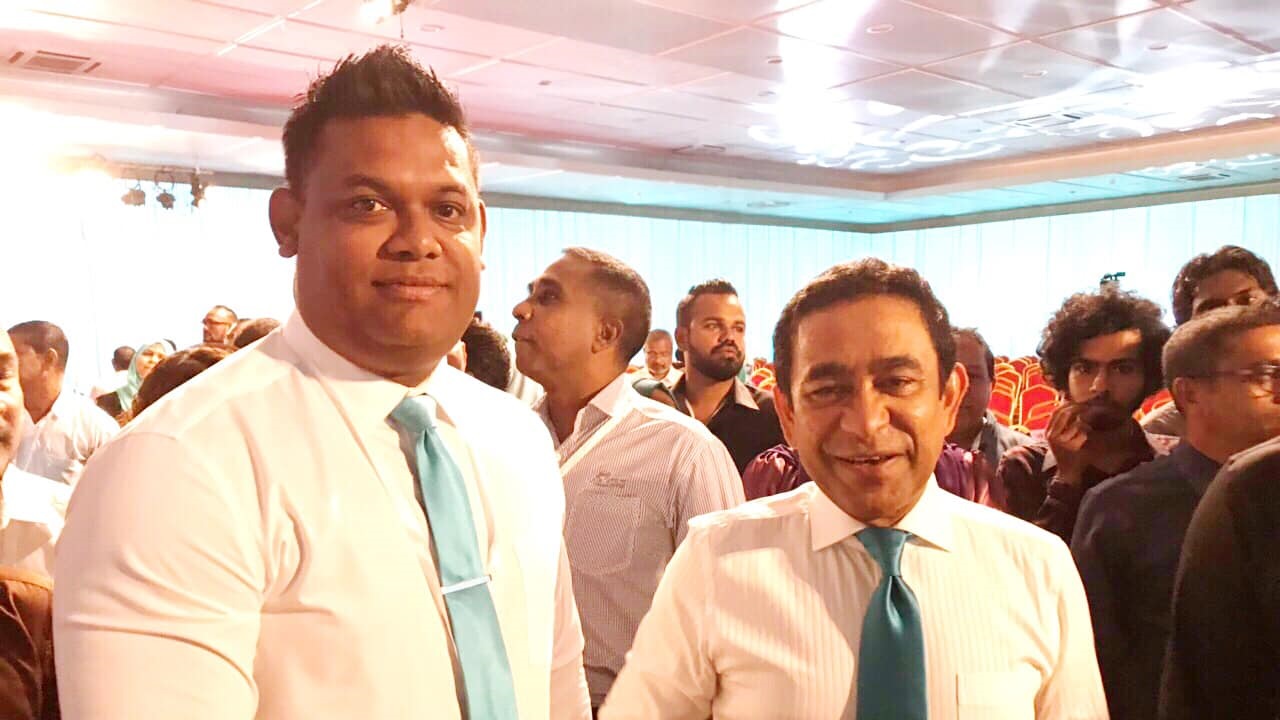 ކުރީގެ ރައީސް ޢަބްދުﷲ ޔާމީން އަބްދުލް ޤައްޔޫމް (ކ). އާއި މިނިސްޓްރީ އޮފް ހައުސިންގ އެންޑް އިންފްރާސްޓްރަކްޗަރގެ ކުރީގެ ނާއިބު ނާއިފު ޝައުކަތު (ވ)