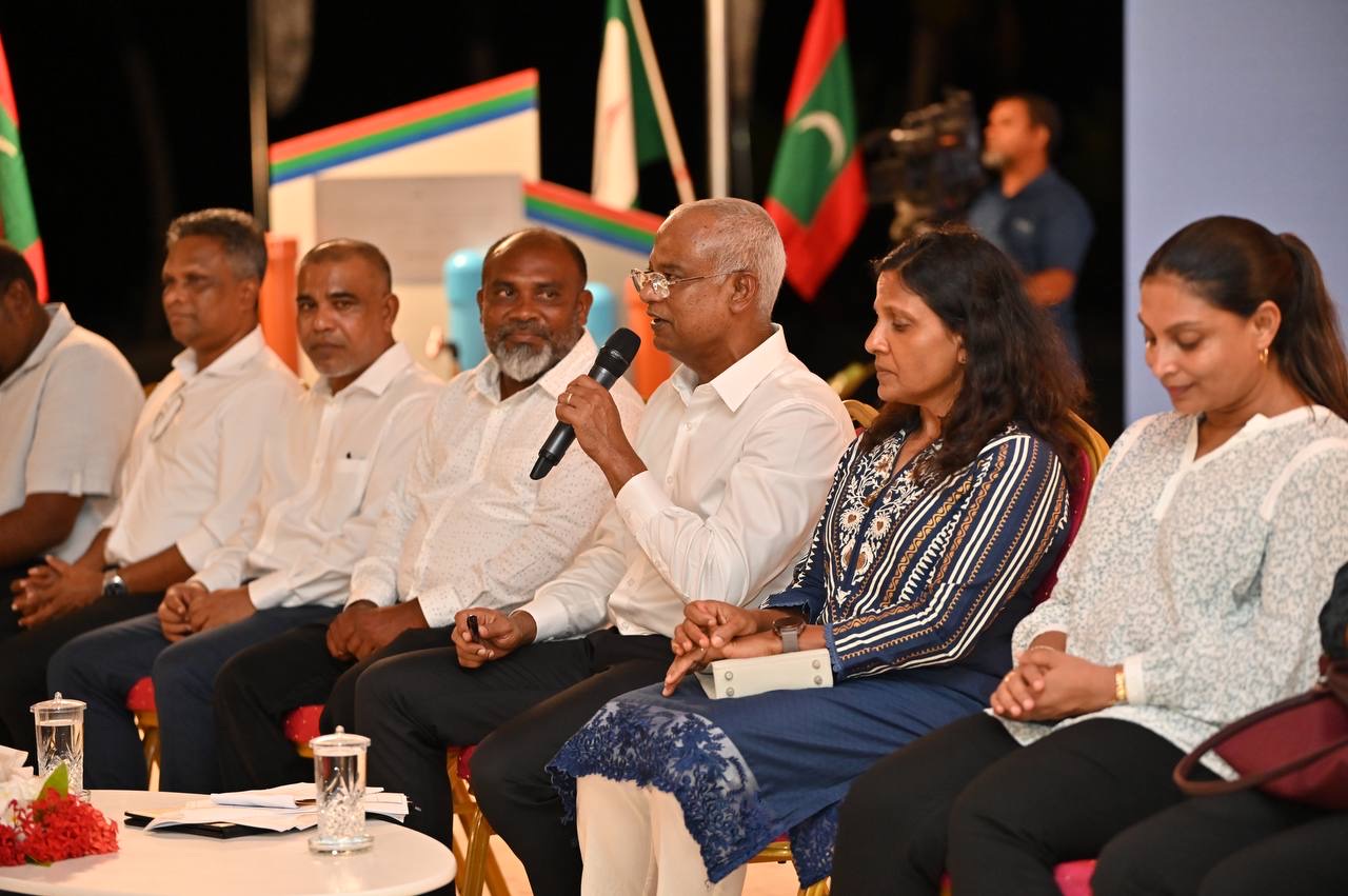 President Ibrahim Mohamed Solih meeting with the island's residential community.