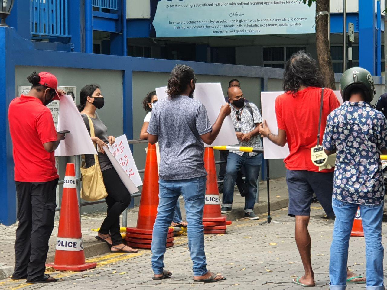 މަޖިލިސްކުރާ ގެ ކައިރީގައި އިއްޔެ ބޭއްވި މުޒަހަރާ ފުލުހުން ވަނީ އެސަރަހައްދުން ދުރަށް ޖައްސާފައި (ފޮޓޯ ސޯޝަލްމީޑިއާ)