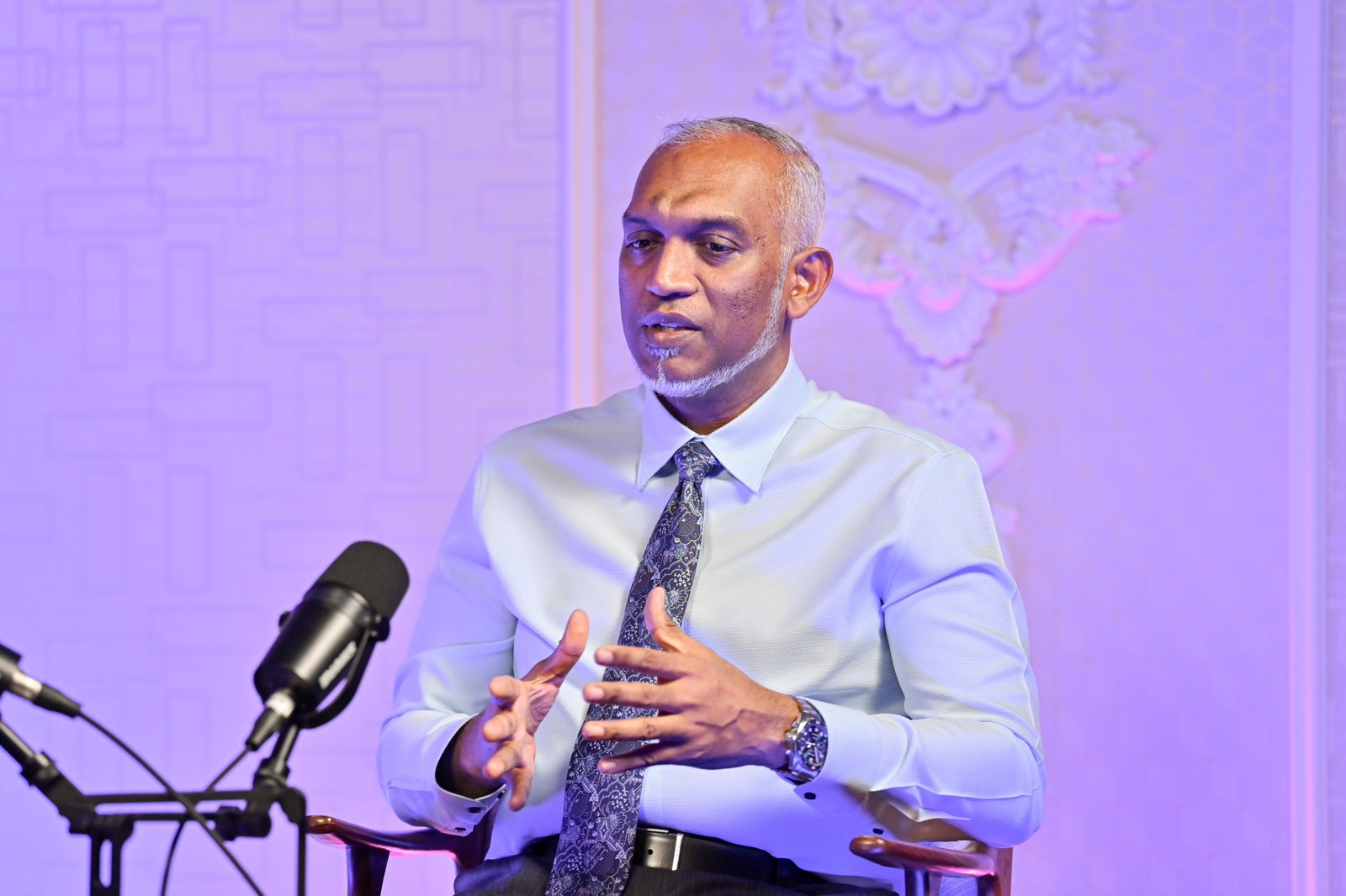 ރައްޔިތުންނާއެކު ޕޮޑްކާސްޓުގައި ރައީސް. ފޮޓޯ: ރައިސް އޮފީސް