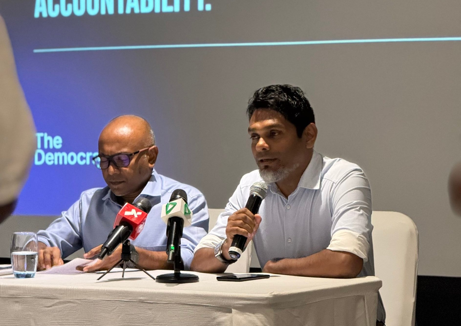 ސަރުކާރު ޒިންމާދާރު ކުރަން ޑިމޮކްރެޓުން އެހެން ޕާޓީތަކާ ގުޅެން ނިންމައިފި