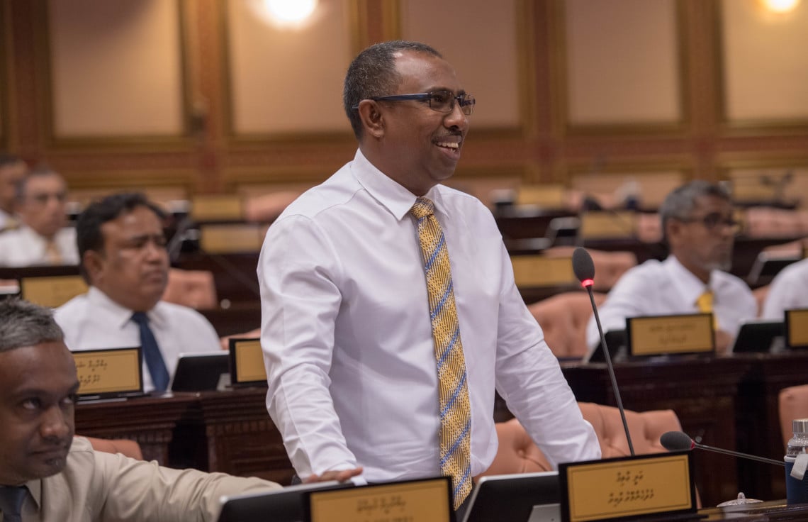 "އިންޑިޔާ އައުޓް" ވެެގެންވާ ފައިދާއަށްވުރެ ގެއްލުންބޮޑުކަން ޒުވާނުން ގަބޫލުކުރޭ: އާޒިމް