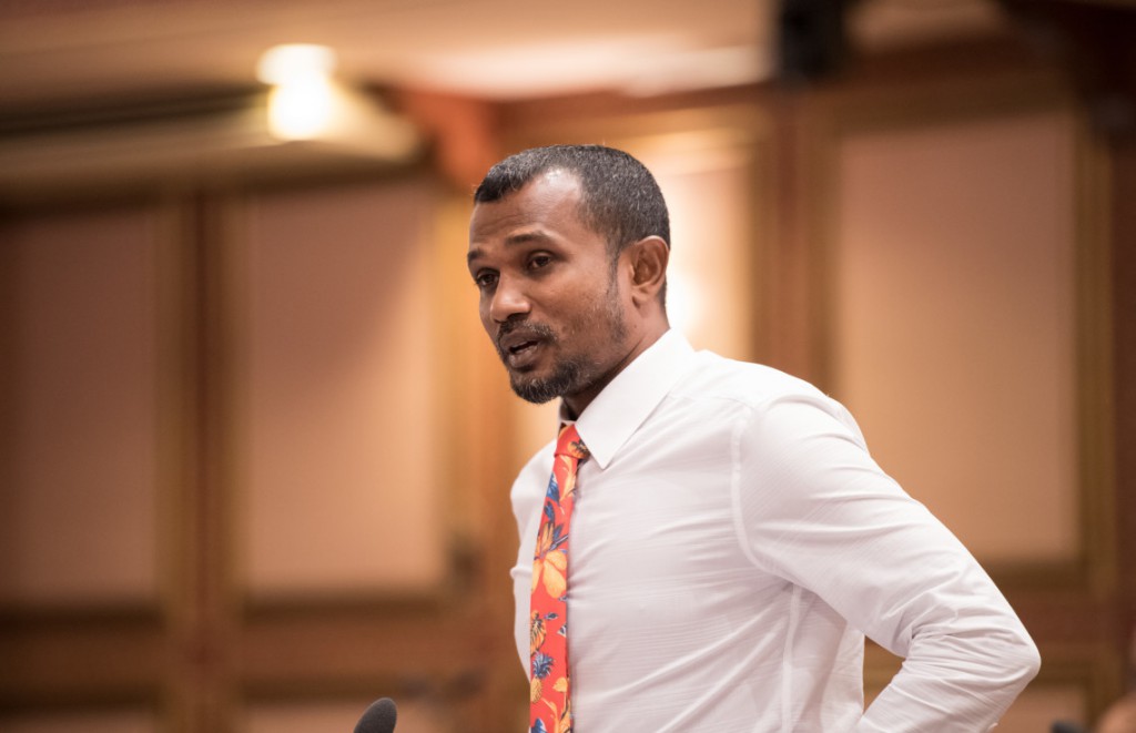 ރައީސްކަމުގައި ހުރީ ކޮންބޭފުޅެއްތޯ ބަލަން ސުޕްރީމް ކޯޓަށް ހުށަހަޅަންޖެހޭ: ޓޮމް