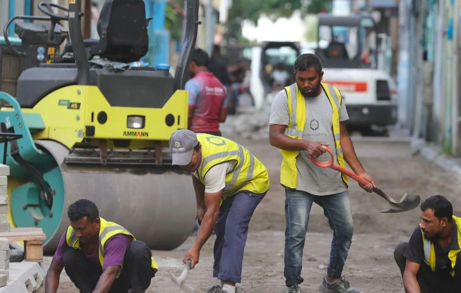 އާރުޑީސީގެ މުވައްޒިފުންތަކެއް މަސައްކަތުގައި. (ފޮޓޯ: އާރުޑީސީ)