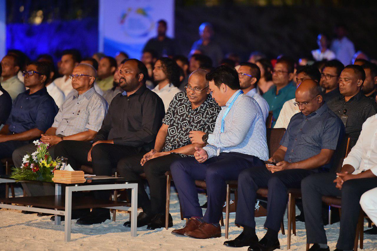 ރައީސް ޞާލިޙު ފަތުރުވެރިކަމުގެ ދާއިރާގެ އިސް ބޭފުޅުންނާއެކު