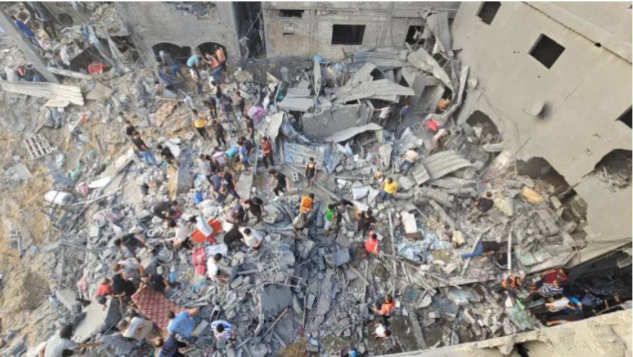 Palestinians search for casualties at the site of Israeli strikes on houses in Jabalia refugee camp in the northern Gaza Strip [Anas al-Shareef/Reuters]