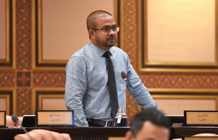 އައްޑޫގައި ހިންގާ ބޮޑެތި ޕްރޮޖެކްޓްތައް އިދިކޮޅު ފަރާތްތަކަށް ނުހުއްޓުވޭނެ: ނިހާދު