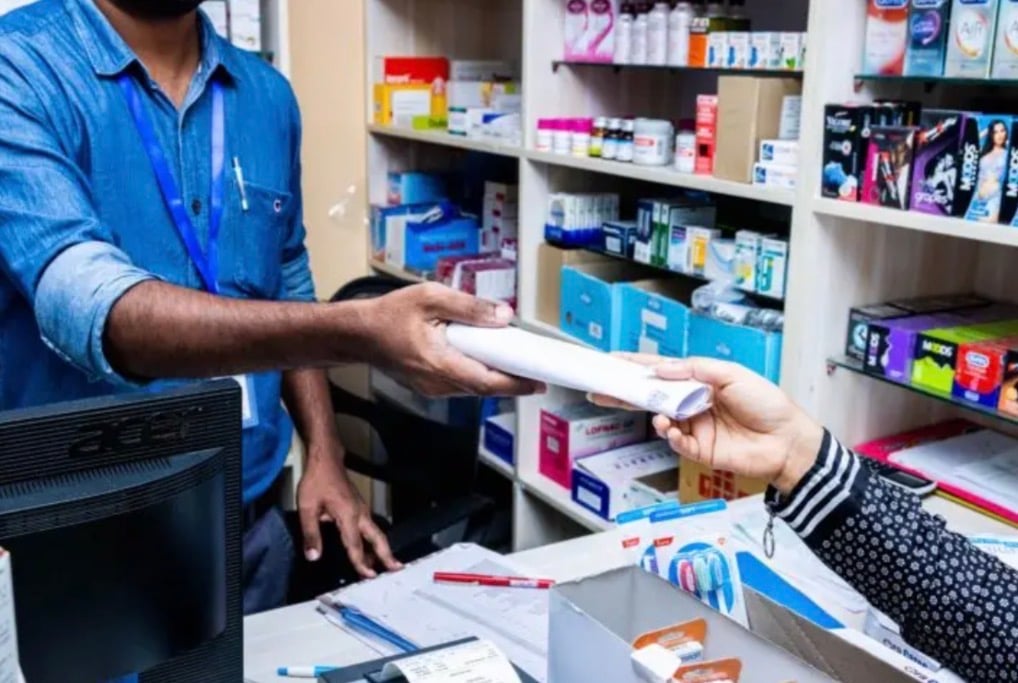 ފާމަސީއަކުން ބޭސް ނަގަނީ-