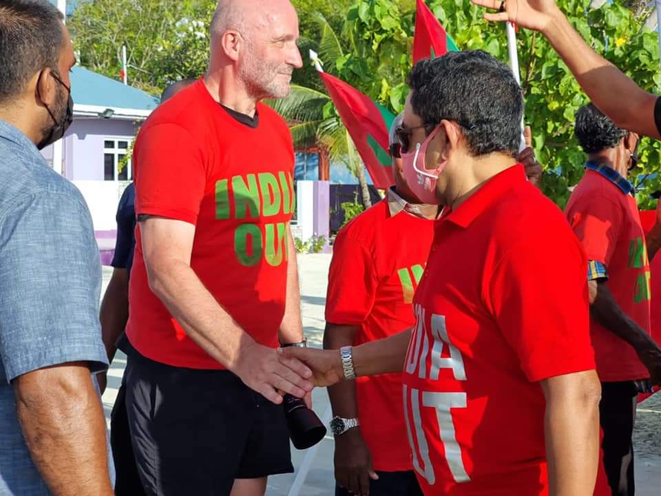 އިންޑިޔާ އައުޓަކީ ޑްރަގް ނެޓްވޯކްތަކާއި ގުޅިގެން ވެރިކަން ބަދަލުކުރަން ހިންގާ ހަރަކާތެެއް: ބޮންޑެ