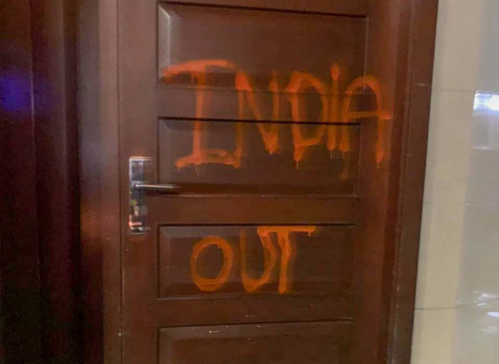 މިނިސްޓަރ މާރިޔާގެ ގެކޮޅުގެ ދޮރުގައި "އިންޑިއާ އައުޓް" ލިޔެފި