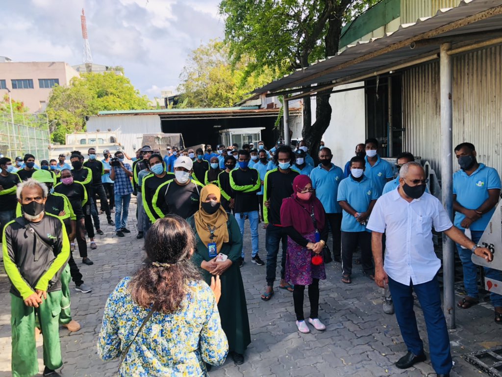 Male’ City  Mayor speaking to the participants of the cleanup program.