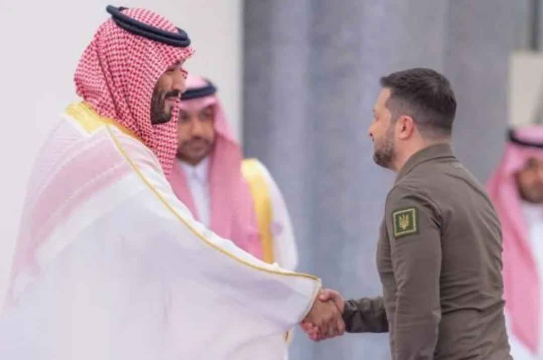 Saudi Crown Prince Mohammed bin Salman welcomes Ukrainian President Volodymyr Zelensky to the Arab League summit in Jeddah.  Photo: AFP