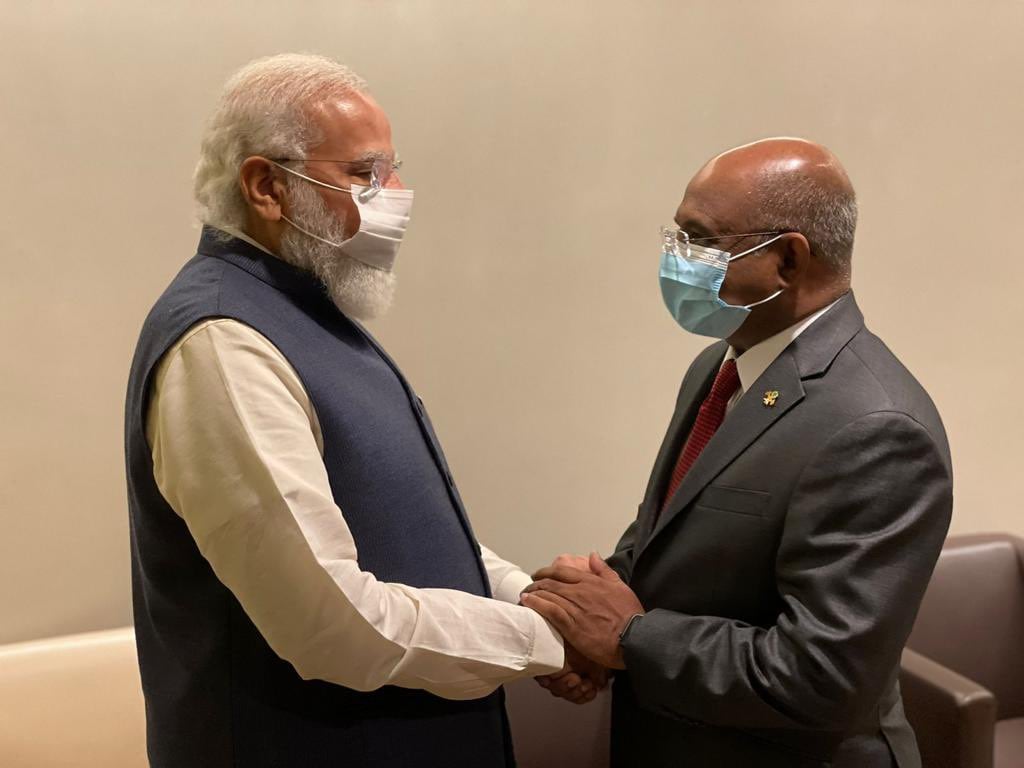 ޝާހިދު، އިންޑިއާގެ ބޮޑުވަޒީރާ ބައްދަލުކުރައްވައިފި