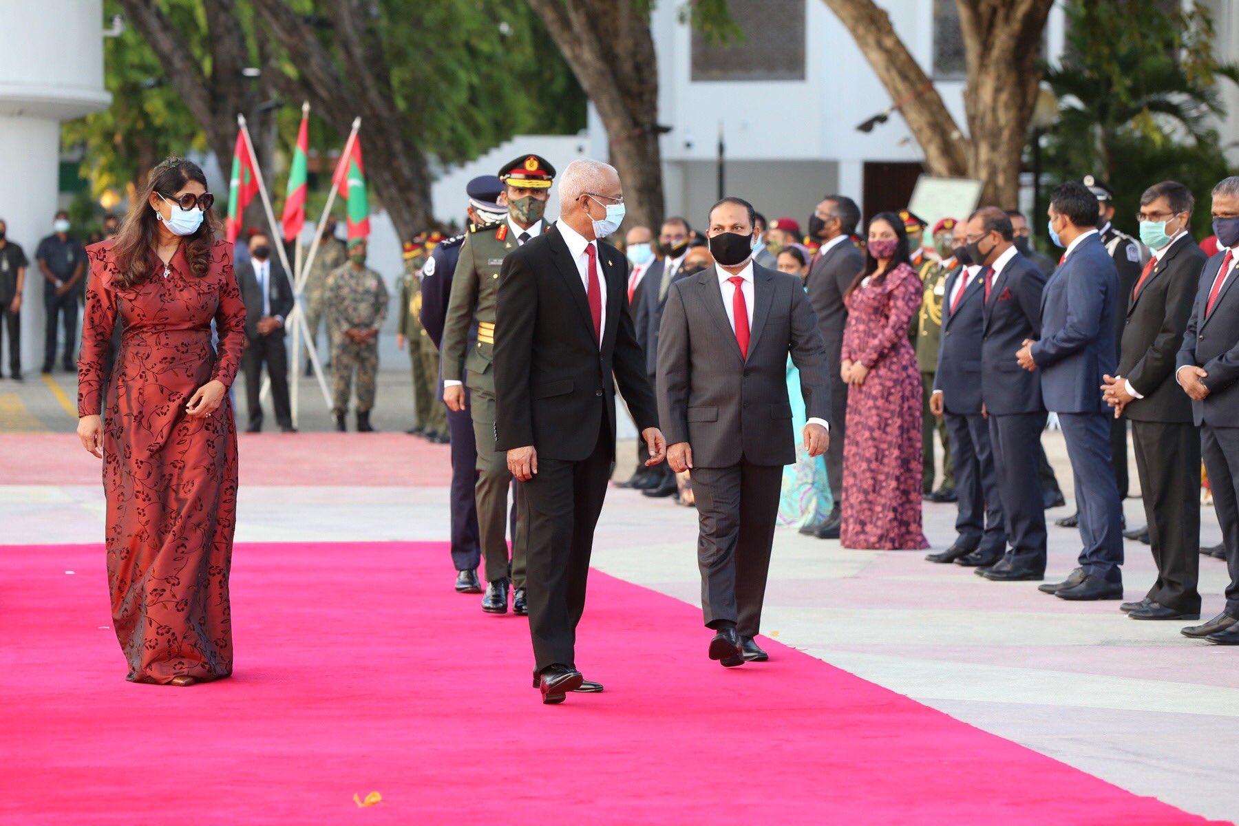 ގައުމީ ދުވަސް ފާހަގަކުރުމަށް މިއަދު ޖުމުހޫރީ މައިދާނުގައި ބޭއްވި ރަސްމިއްޔާތުގައި ރައީސް އާއި ހޯމް މިނިސްޓަރު ބައިވެރިވެވަޑައިގަންނަވަނީ