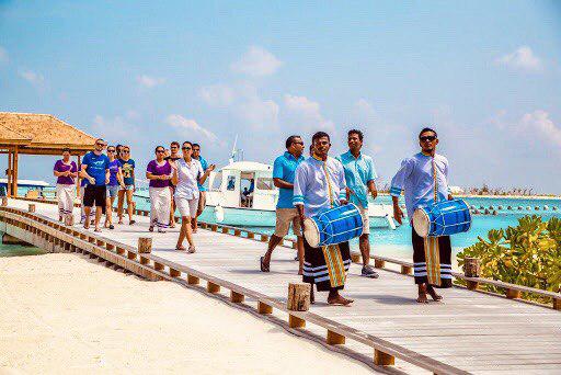 ރިސޯޓެއްގެ މުވައްޒަފުން ފަތުރުވެރިންނަށް މަރުހަބާ ކިޔަން ތައްޔާރަށް- ގިނަ ރިސޯޓު ތަކުން ވަނީ މުވައްޒަފުންގެ މުސާރައަށް ބަދަލު ގެނަސްފަ