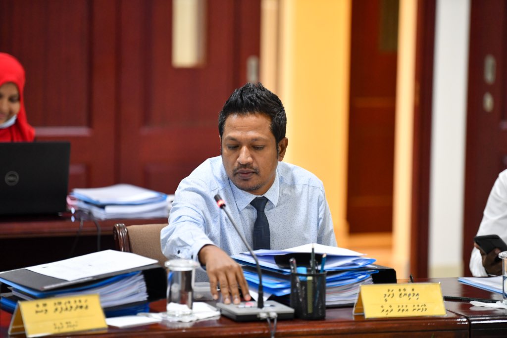 ފަހަރިއަކަށް ވަޒީފާއެއް ހަޖައްސައިދޭން އެދި އިންތި ފޮނުވި މެސެޖްތަކެއް ލީކުކޮށްލައިފި