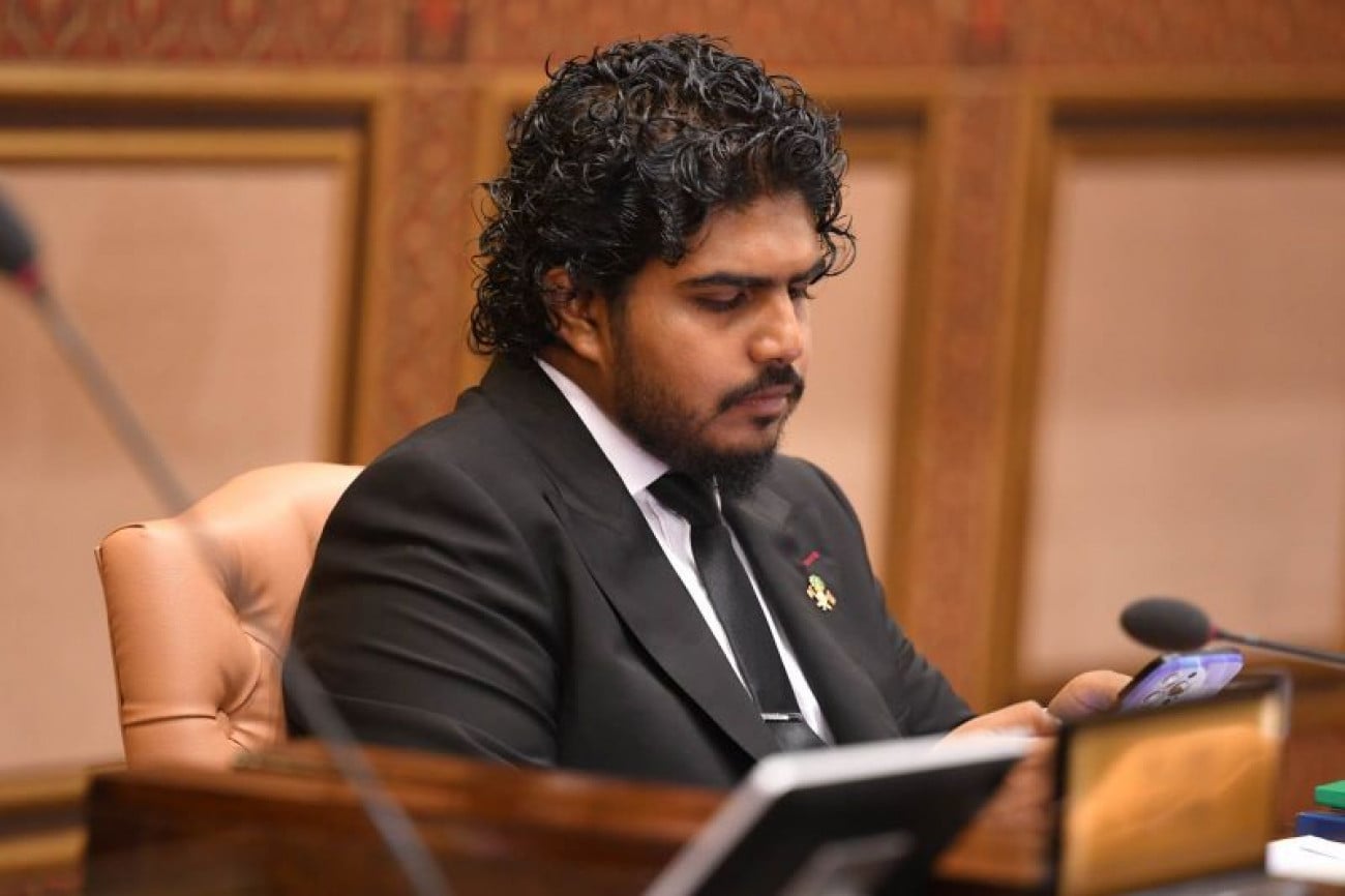 މަޖިލީހުގެ ޖަލްސާއެއްގައި މެމްބަރު އަޒާން.