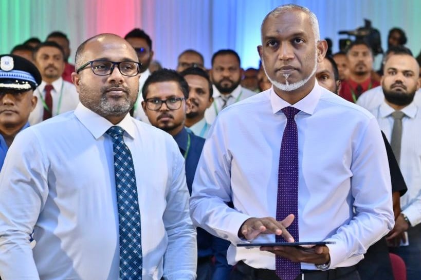 ރައީސް ޑރ. މުޢިއްޒު (ކ) އާއި ދާޚިލީ ވަޒީރު ޢަލީ އިޙްސާން (ވ)