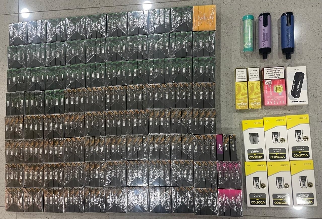 ފުލުހުންގެ އޮޕަރޭޝަނެއްގައި ވޭޕާއި ގުޅުންހުރި ގިނަ ޢަދަދެއްގެ އާލާތް ހޯދައިފި؛ މީހަކު ހައްޔަރެއް ނުކުރޭ