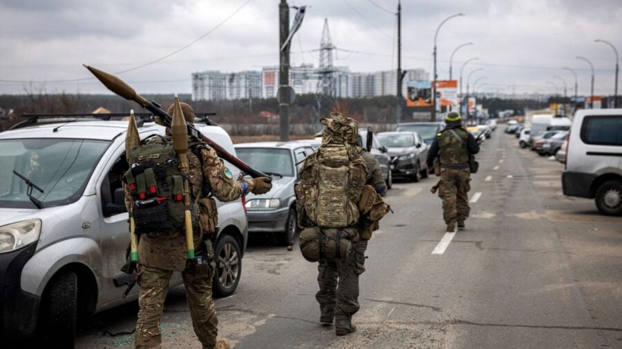 Ukrainian servicemen carry rocket-propelled grenades and sniper rifles as they walk towards the city of Irpin, northwest of Kyiv, Ukraine. (Photo: AFP)