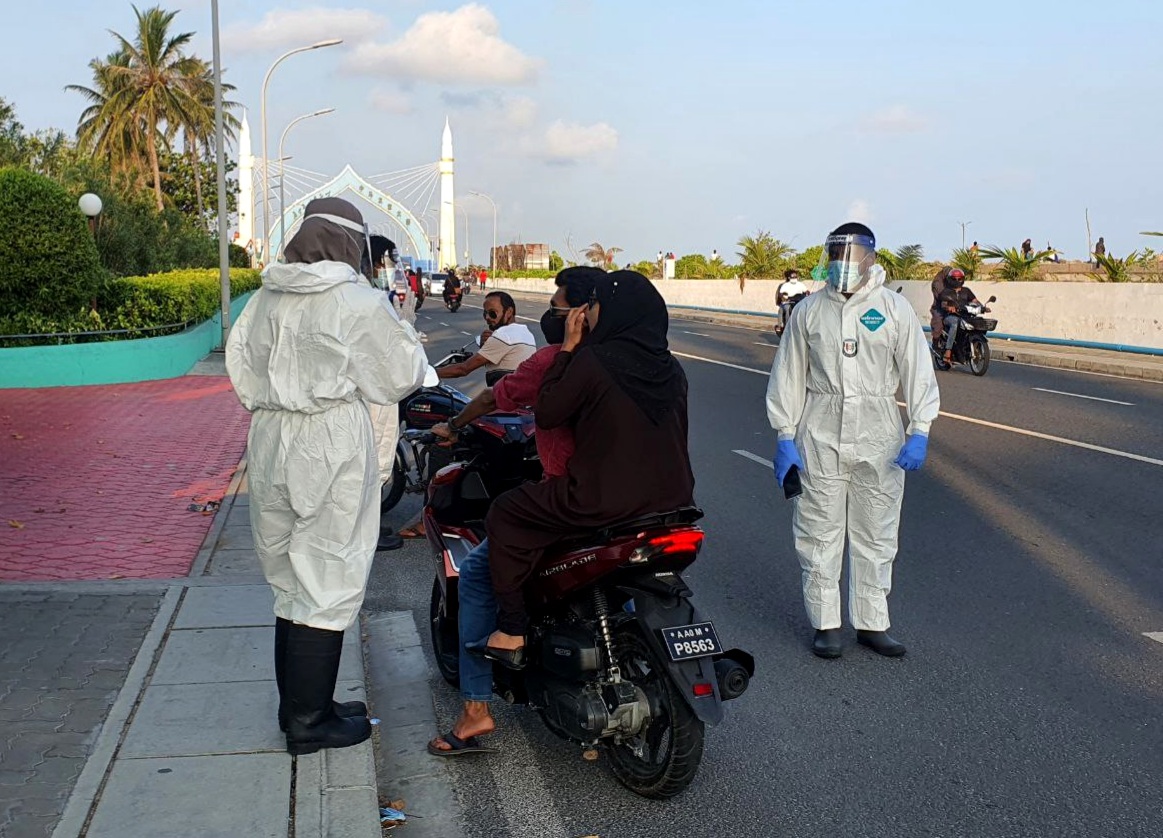 Random sample taking for Covid testing in Male' City. Photo: Shah, Ras Online.