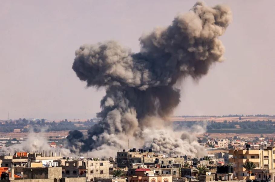 A smoke plume erupts during an Israeli bombardment in Rafah in the southern Gaza Strip (Photo: AFP)