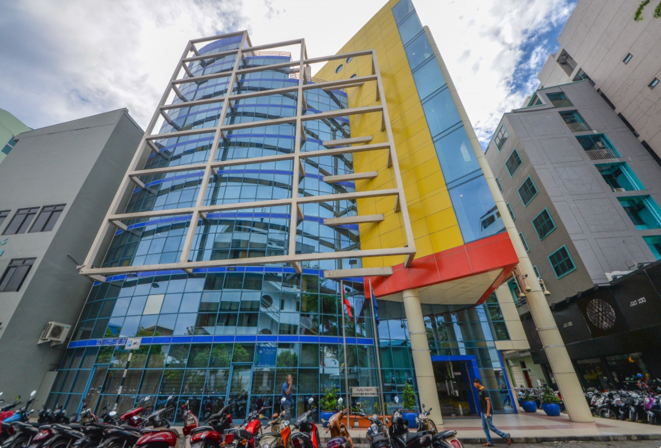 ސިނގިރޭޓް ވައްކަން: ކަސްޓަމްސްގެ ދެ ޑެޕިއުޓީން ވަކިކޮށް ތިން މުވައްޒަފަކަށް ފިޔަވަޅު އަޅަނީ