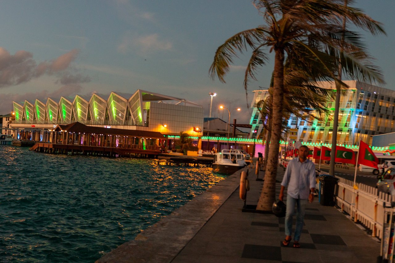 އެއަރޕޯޓުން ފޭރުނު މީހުން ދަތުރުކުރި ލޯންޗް ހޯދައި 4 މީހުން ހައްޔަރުކޮށްފި