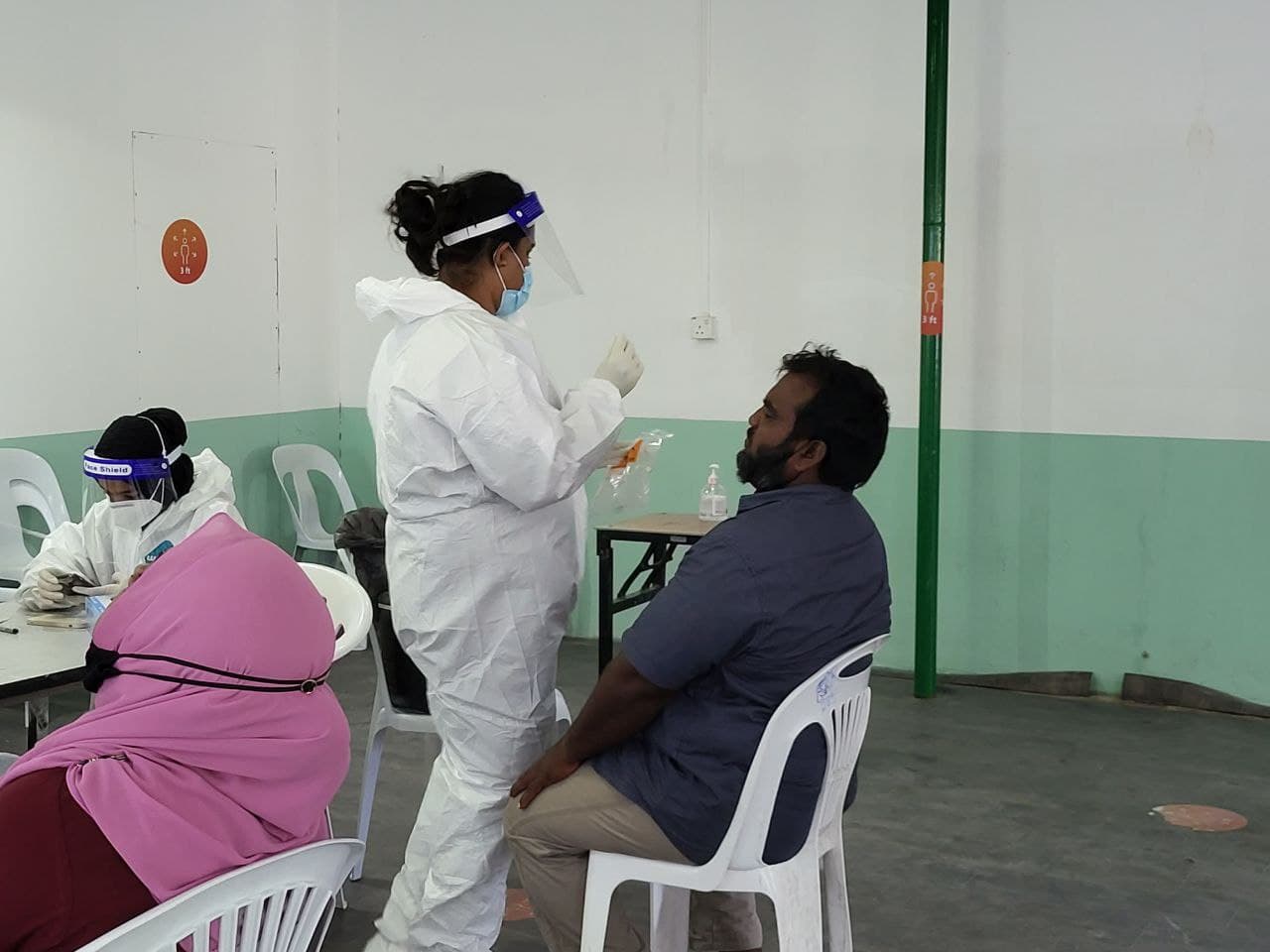 Sample taking for Covid testing in Male' City. Photo: Shah, Ras Online.