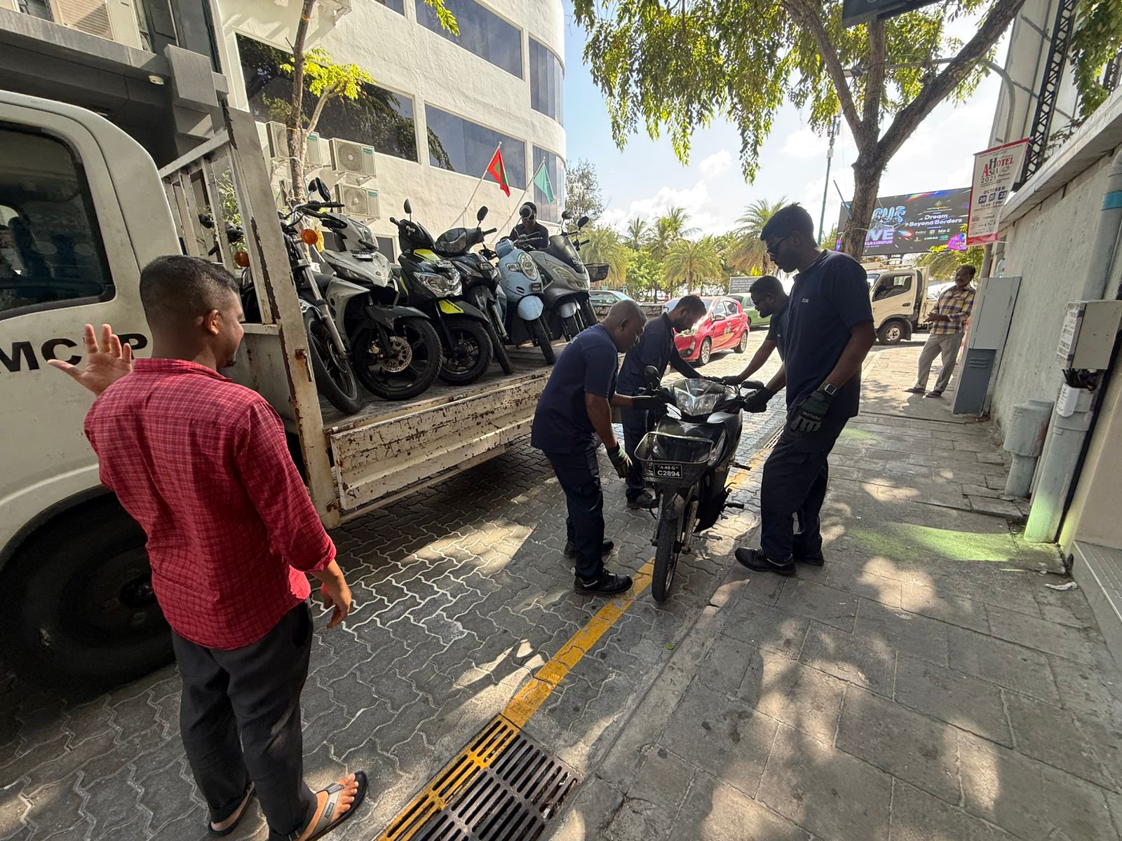 އާންމުދަތުރުފަތުރަށް އުނދަގޫވާގޮތަށް ޕާކުކޮށްފައިވާ އުޅަނދުތައް ޓޯކުރަނީ