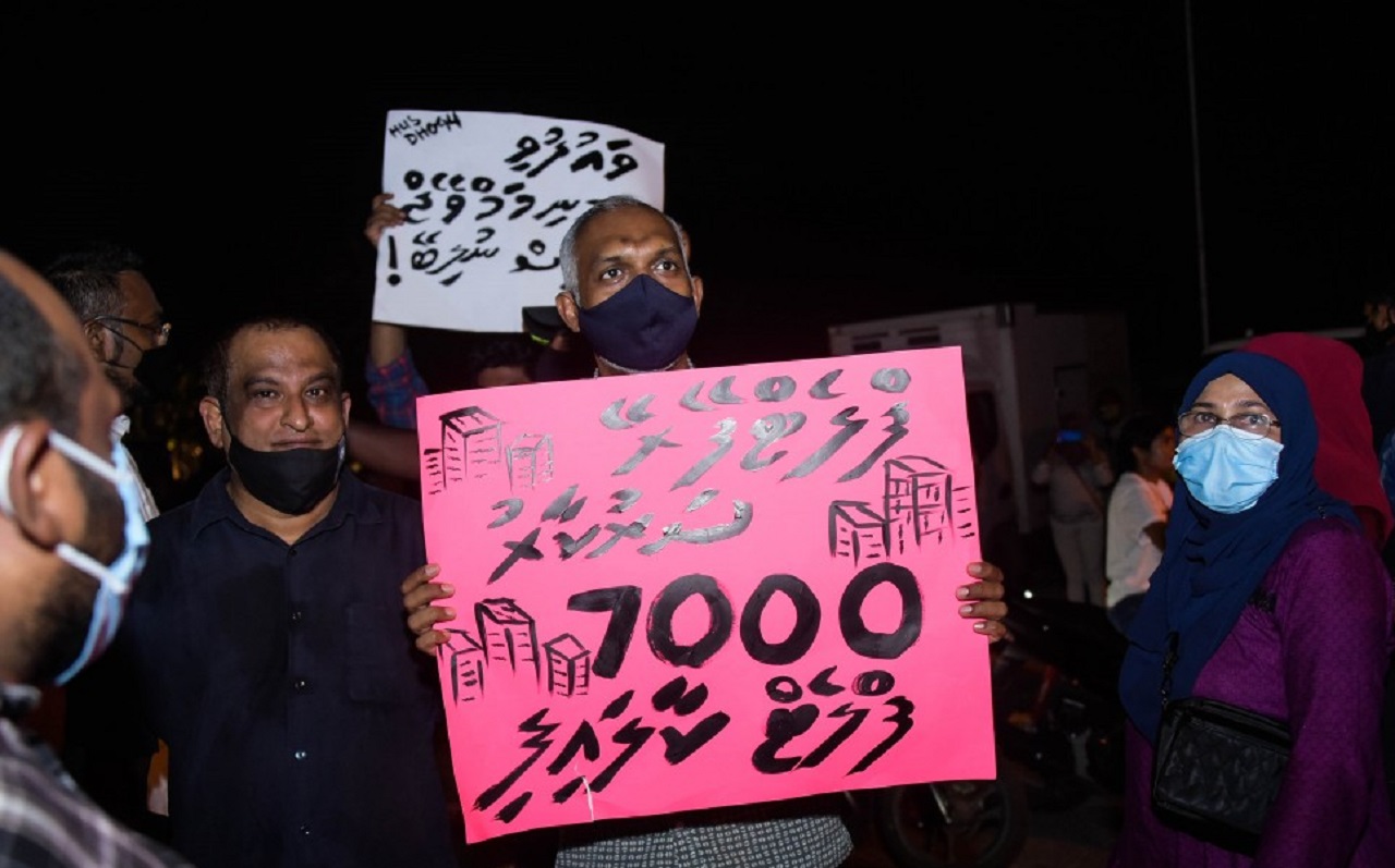 ރޭގެ މުޒާހަރާގައި ކުރީގެ ހައުސިން މިނިސްޓަރ މުޢިއްޒު (މ) (ފޮޓޯ: ސޯޝަލް މީޑިއާ)