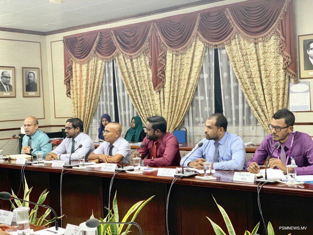 އިލެކްޝާން ކޮމިޝަން މެންބަރުން މަޖިލީހުގެ ކޮމިޓީގައި