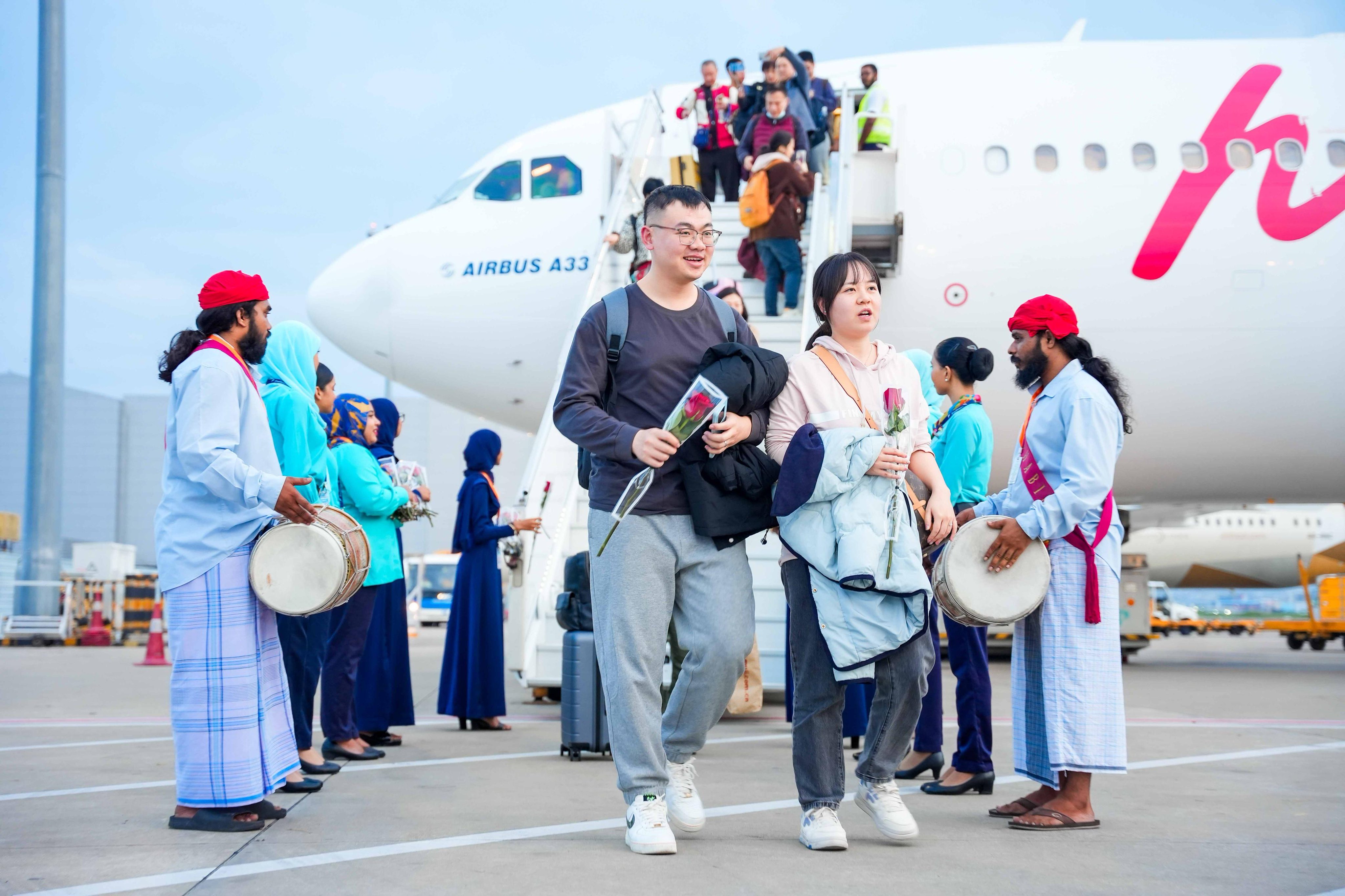 Passengers from Maldivian inaugural flight from Chengdu. (Photo: Maldivian)