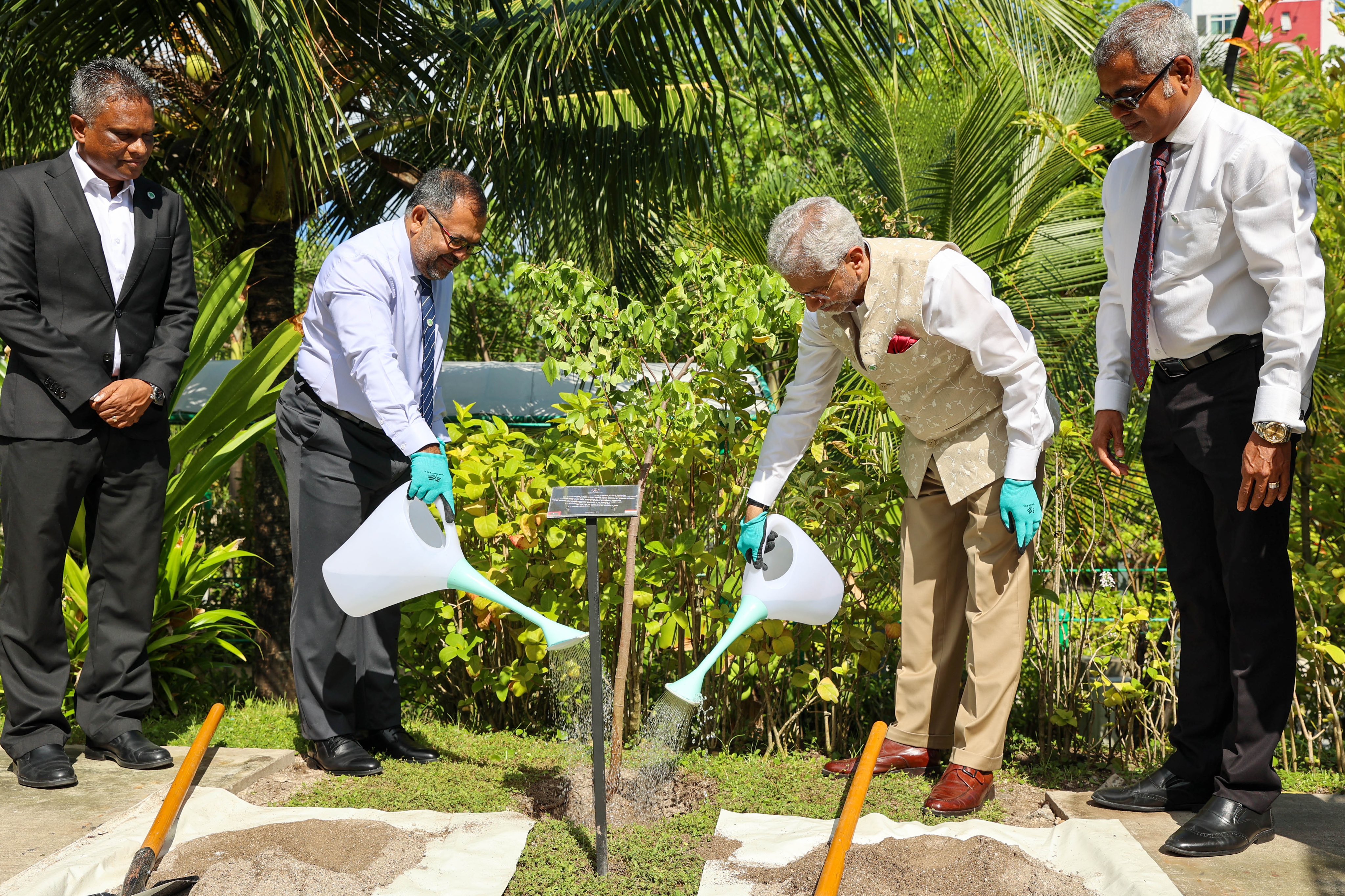 އިންޑިއާގެ ޚާރިޖީ ވަޒީރު ރާއްޖޭގައި ގަސް އިންދެވުން