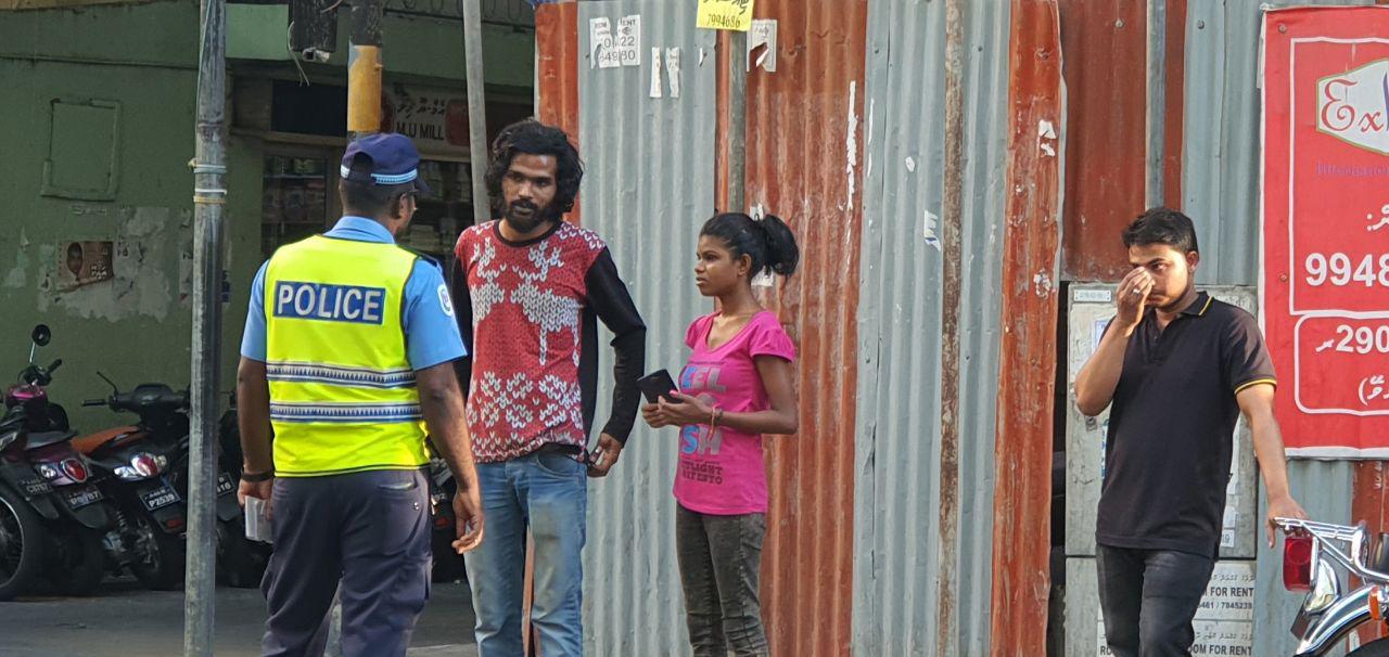 މާލޭގައި ކުރު ކާފިއު ހިންގާފައި އޮތް ދުވަސްވަރު ފުލުހުން މަގުމަތީގައި ހަރަކާތްތެރިވަނީ