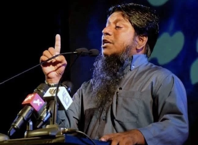 ޝައިޚް ފަރީދު އަވަހާރަވެފައިވަނީ ޝަހާދަތް އިނގިލިން ތައުހީދުގެ ކަލިމައަށް އިޝާރާތް ކުރަމުންދާ ހާލުގައި: ޒައިދު