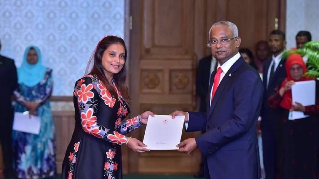 ރައީސް ޞާލިޙް (ކ) އާއި ތަޢުލީމާބެހޭ ވަޒީރު ޑރ. އައިޝަތު ޝިހާމް (ވ)