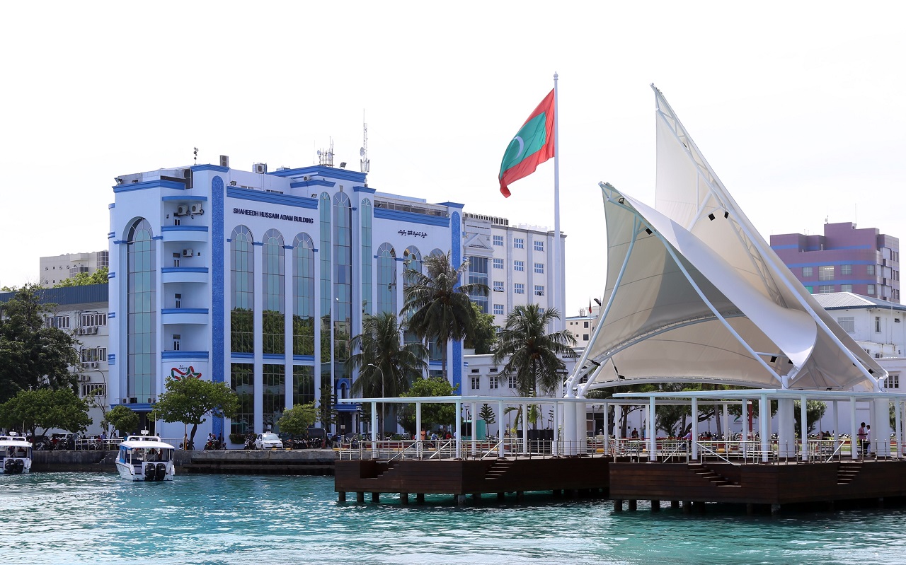 ޑީއީޑީގެ އޮޕަރޭޝަނެއްގައި މަސްތުވާތަކެއްޗާއެކު ހައްޔަރުކުރި ޑީއީޑީގެ ފުލުސްމީހާ ސަސްޕެންޑް