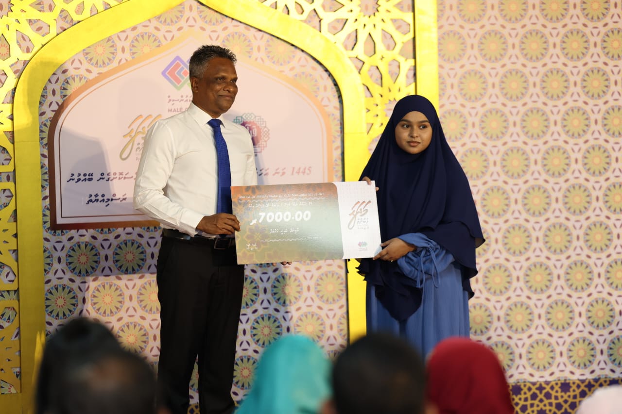 މޭޔަރު ގޮވާލެއްވީ ދެ ނަމާދު ދޭތެރޭގައި ގުރުއާން ކިޔެވުމުގެ އާދަކާދަ އާލާކުރަން